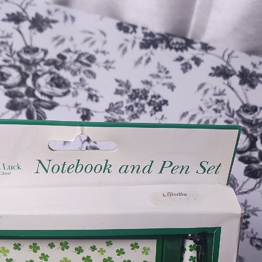 Green Notebook and‎ Pen Set - Picture 5 of 8
